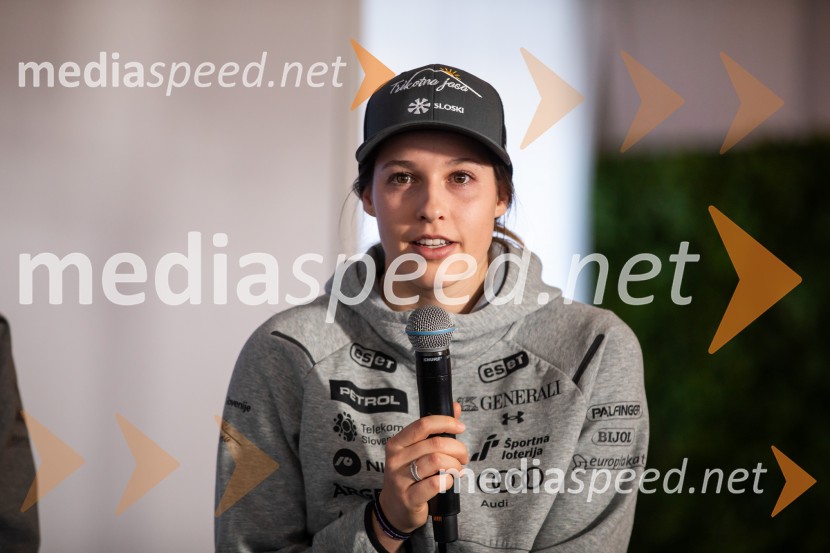  Nika Tomšič, smučarkaNovinarska konferenca slovenske smučarske reprezentance pred žensko tekmo svetovnega pokala