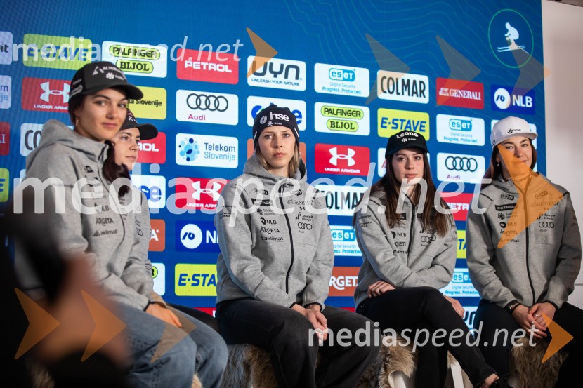  Caterina Sinigoi, smučarka;  Neja  Dvornik, smučarka;  Ana Bucik Jogan, smučarka;  Andreja  Slokar, smučarka;  Lila Lapanja, smučarkaNovinarska konferenca slovenske smučarske reprezentance pred žensko tekmo svetovnega pokala