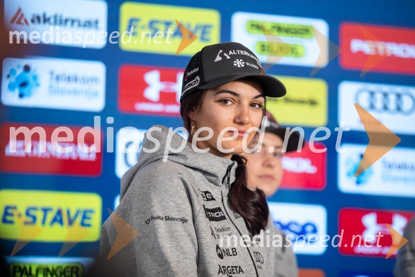  Caterina Sinigoi, smučarkaNovinarska konferenca slovenske smučarske reprezentance pred žensko tekmo svetovnega pokala