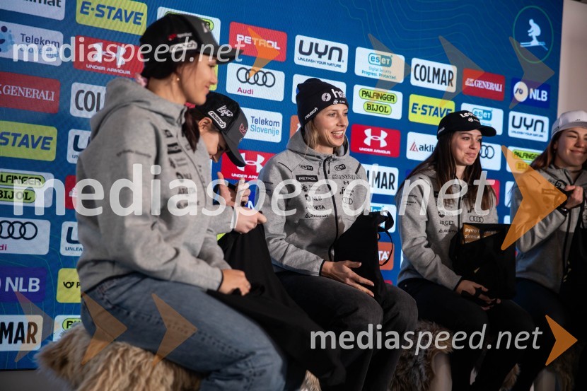  Caterina Sinigoi, smučarka;  Ana Bucik Jogan, smučarka;  Andreja  Slokar, smučarkaNovinarska konferenca slovenske smučarske reprezentance pred žensko tekmo svetovnega pokala