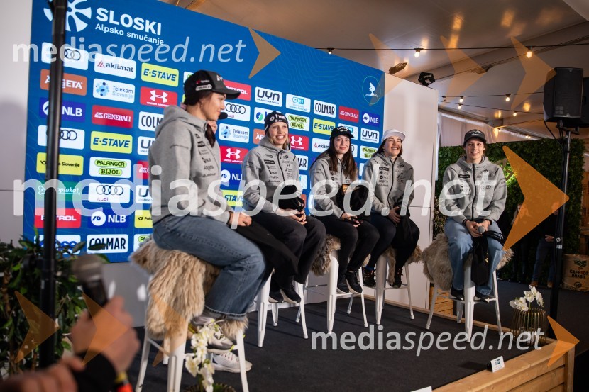  Caterina Sinigoi, smučarka;  Ana Bucik Jogan, smučarka;  Andreja  Slokar, smučarka;  Lila Lapanja, smučarka;  Nika Tomšič, smučarkaNovinarska konferenca slovenske smučarske reprezentance pred žensko tekmo svetovnega pokala