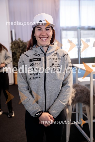  Lila Lapanja, smučarkaNovinarska konferenca slovenske smučarske reprezentance pred žensko tekmo svetovnega pokala