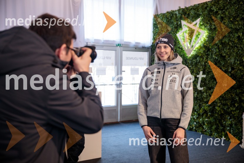  Ana Bucik Jogan, smučarkaNovinarska konferenca slovenske smučarske reprezentance pred žensko tekmo svetovnega pokala