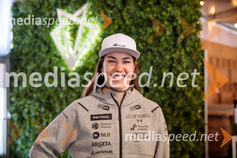  Lila Lapanja, smučarkaNovinarska konferenca slovenske smučarske reprezentance pred žensko tekmo svetovnega pokala