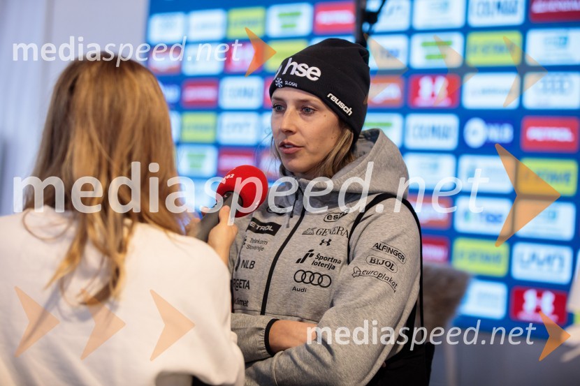  Ana Bucik Jogan, smučarkaNovinarska konferenca slovenske smučarske reprezentance pred žensko tekmo svetovnega pokala