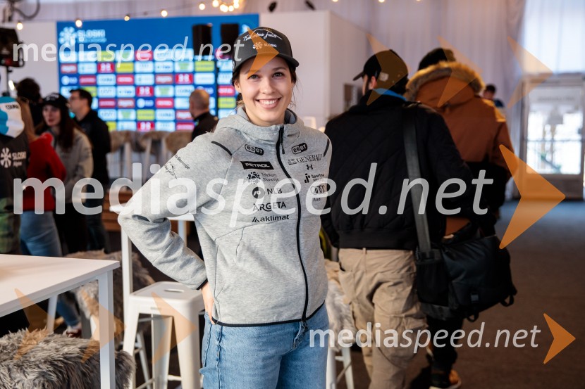  Nika Tomšič, smučarkaNovinarska konferenca slovenske smučarske reprezentance pred žensko tekmo svetovnega pokala