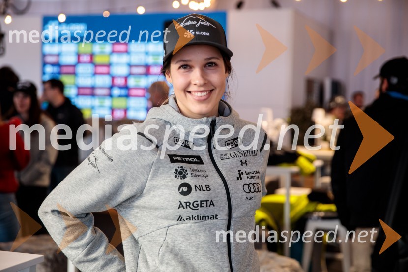  Nika Tomšič, smučarkaNovinarska konferenca slovenske smučarske reprezentance pred žensko tekmo svetovnega pokala