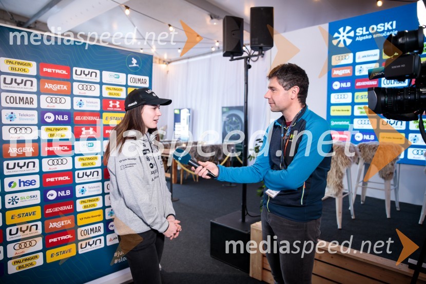  Andreja  Slokar, smučarka;  ... Novinarska konferenca slovenske smučarske reprezentance pred žensko tekmo svetovnega pokala