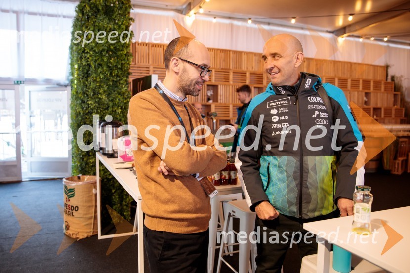  Luka Steiner, predsednik, Smučarska zveza Slovenije;  Jožko Križan, strateg v športnem marketingu, Smučarska zveza SlovenijeNovinarska konferenca slovenske smučarske reprezentance pred žensko tekmo svetovnega pokala