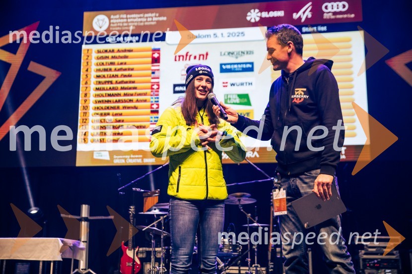  Andreja  Slokar, smučarka;  Mitja Šeško, moderator prireditev Sobotna podelitev in žreb, Svetovni pokal v alpskem smučanju za ženske Kranjska Gora 2025