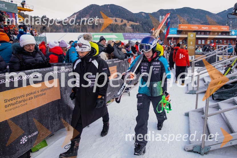  Špela Pretnar, nekdanja smučarka in predstavnica za odnose z javnostmi, Smučarska zveza Slovenije ;  Andreja  Slokar, smučarkaSvetovni pokal v alpskem smučanju za ženske Kranjska Gora 2025, VIP druženje sobota