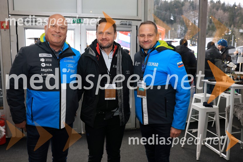  Iztok Klančnik, direktor Selectium Adriatics d.o.o.,nekdanji predsednik Zbora alpskih disciplin, Smučarska zveza Slovenije;  Franci Bolta, direktor znamke Audi pri podjetju Porsche Slovenija d.o.o.;  Tomaž Šušteršič, generalni sekretar organizacijskega komiteja PlanicaSvetovni pokal v alpskem smučanju za ženske Kranjska Gora 2025, VIP druženje nedelja