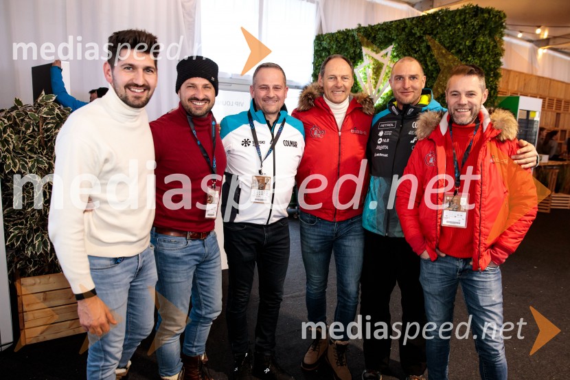  Miha Novak, skupina Čuki;  Jernej Tozon, pevec, skupina Čuki;  Tomaž Šušteršič, generalni sekretar organizacijskega komiteja Planica;  Jože Potrebuješ, skupina Čuki;  Andrej  Šporn, nekdanji smučar;  Matjaž Končan, skupina ČukiSvetovni pokal v alpskem smučanju za ženske Kranjska Gora 2025, VIP druženje nedelja