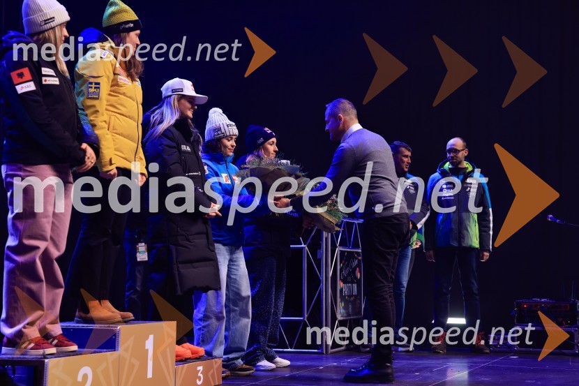  Julia Scheib, smučarka (Avstrija);  Tomaž Šušteršič, generalni sekretar organizacijskega komiteja PlanicaSobotna podelitev in žreb, Svetovni pokal v alpskem smučanju za ženske Kranjska Gora 2025