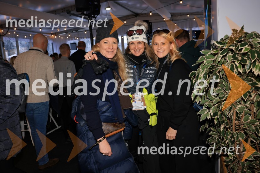  Urška Hrovat, nekdanja smučarka;  Špela Pretnar, nekdanja smučarka in predstavnica za odnose z javnostmi, Smučarska zveza Slovenije ;  Alenka  Dovžan, nekdanja smučarkaSvetovni pokal v alpskem smučanju za ženske Kranjska Gora 2025, VIP druženje sobota