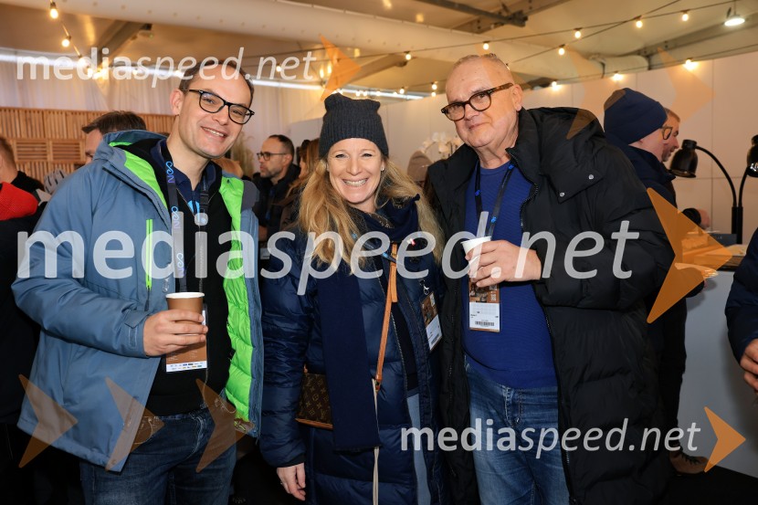  Anže Logar, predsednik stranke Demokrati, poslanec Državnega zbora Republike Slovenije;  Urška Hrovat, nekdanja smučarka;  ... Svetovni pokal v alpskem smučanju za ženske Kranjska Gora 2025, VIP druženje sobota