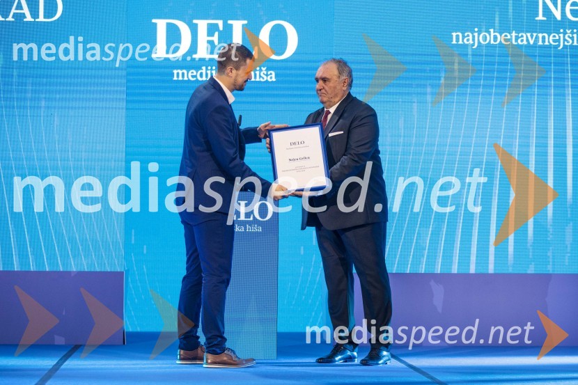  Nejc Grilc;  Bojan Budja, odgovorni urednik Dela in Slovenskih novicDelova osebnost leta 2024 je zdravnik Samo Zver