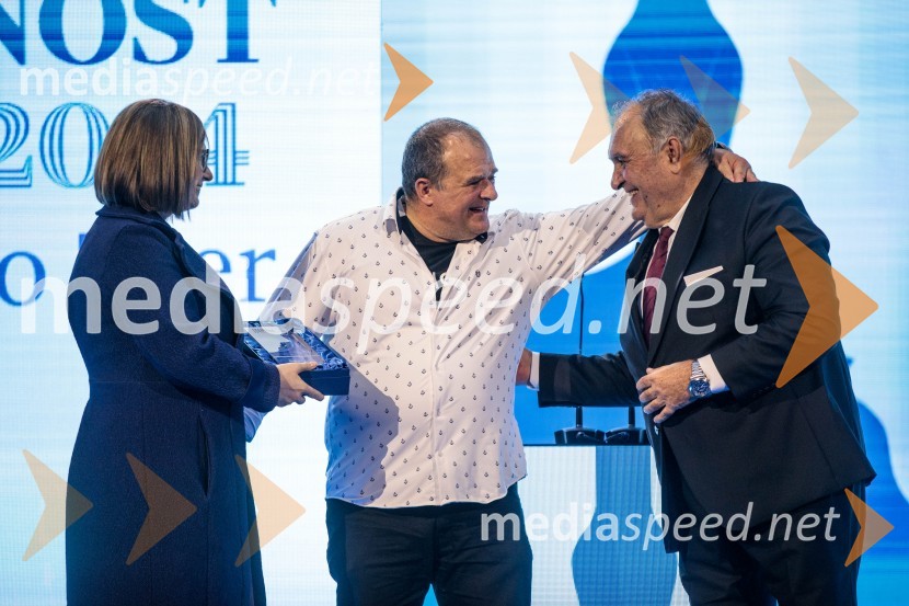  Nataša  Luša, direktorica družbe Delo d.o.o.; dr. Samo Zver, zdravnik;  Bojan Budja, odgovorni urednik Dela in Slovenskih novicDelova osebnost leta 2024 je zdravnik Samo Zver