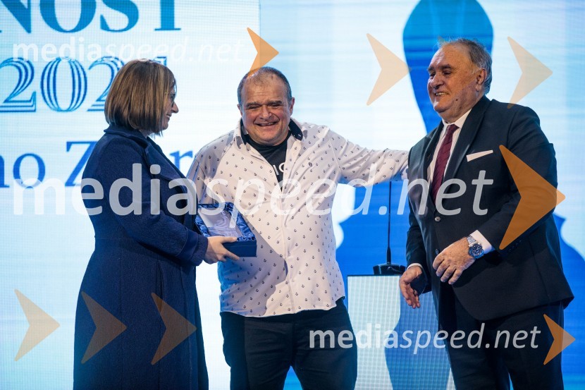  Nataša  Luša, direktorica družbe Delo d.o.o.; dr. Samo Zver, zdravnik;  Bojan Budja, odgovorni urednik Dela in Slovenskih novicDelova osebnost leta 2024 je zdravnik Samo Zver