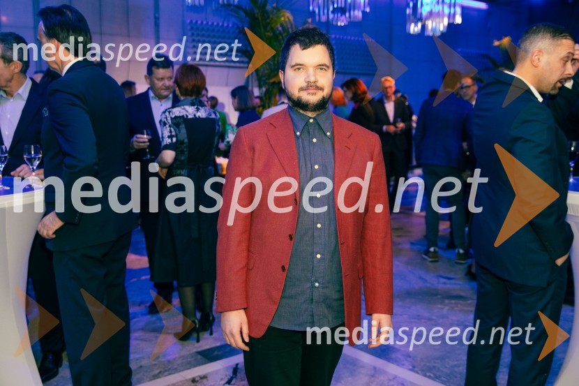  Matjaž Vidmar, umetnikDelova osebnost leta 2024 je zdravnik Samo Zver