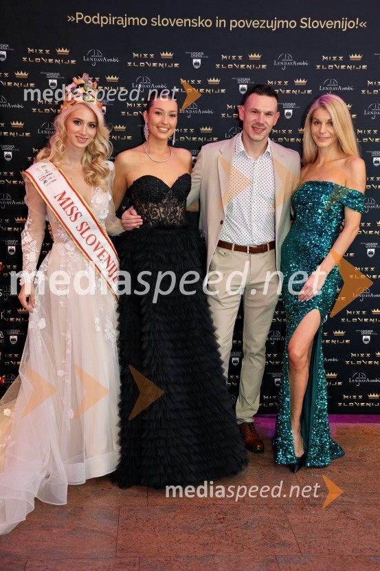  Alida Tomanič, Miss Slovenije 2023;  Maja Čolić, Miss Slovenije 2020/21;  ... ;  Jelka Verk, organizatorka, podjetnica, lastnica licence Miss SlovenijeMiss Slovenije 2024