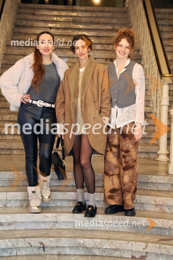  Gaja Višnar, igralka;  Pia Skvarča, igralka;  Tina Skvarča, igralkaToxic, drama v Slovenskem narodnem gledališču Maribor