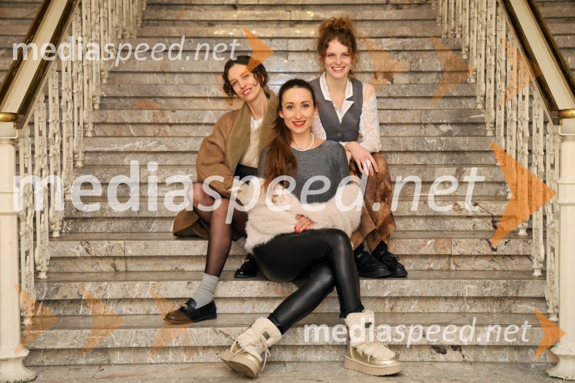  Tina Skvarča, igralka;  Gaja Višnar, igralka;  Pia Skvarča, igralkaToxic, drama v Slovenskem narodnem gledališču Maribor