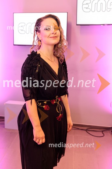  Zvezdana Novaković , pevka, harfistka, igralka, performerkaNastopajoči na Emi 2025