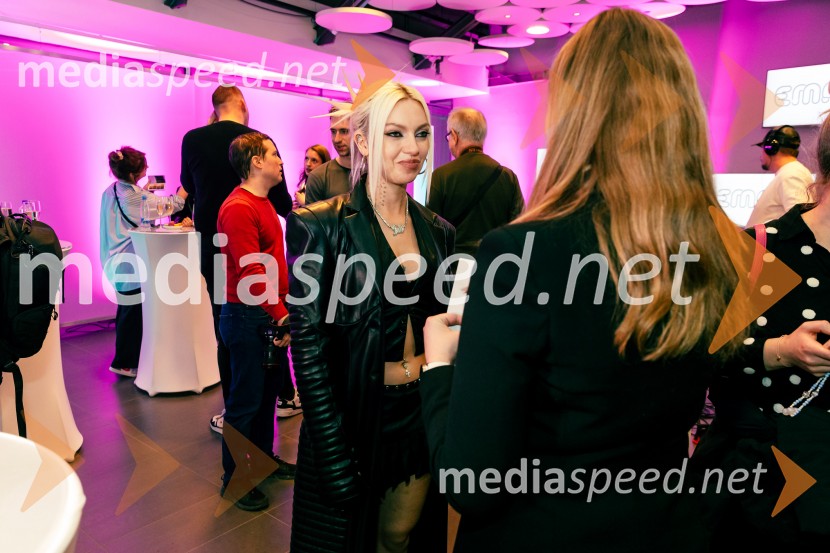  July  Jones, pevkaNastopajoči na Emi 2025