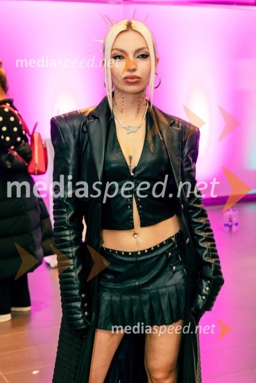  July  Jones, pevkaNastopajoči na Emi 2025