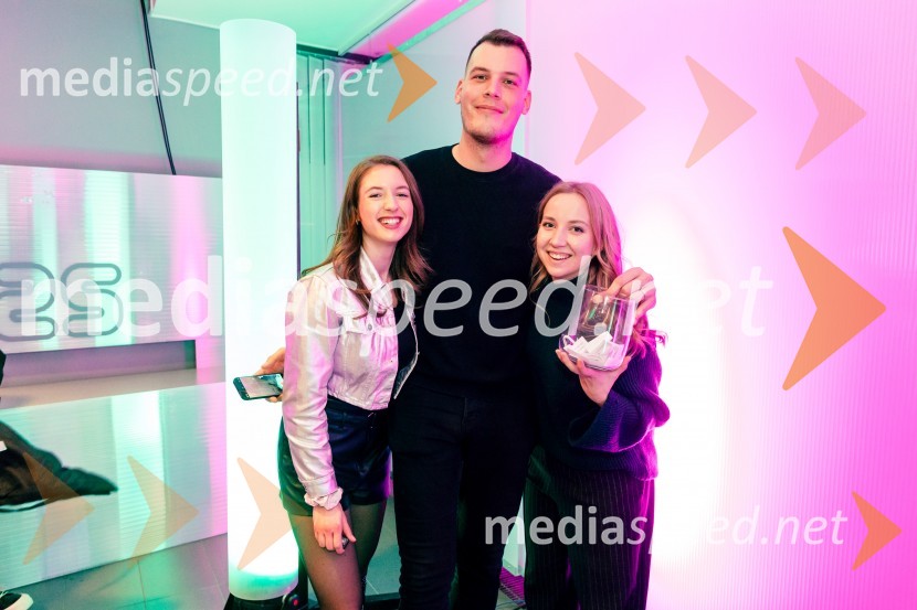  Petra Ceglar, pevka;  Jan Vehar, radijski novinar;  Metka Dolanc, novinarkaNastopajoči na Emi 2025