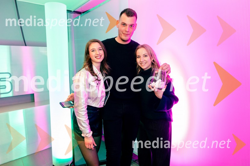  Petra Ceglar, pevka;  Jan Vehar, radijski novinar;  Metka Dolanc, novinarkaNastopajoči na Emi 2025