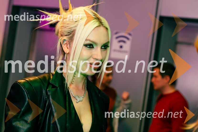  July  Jones, pevkaNastopajoči na Emi 2025