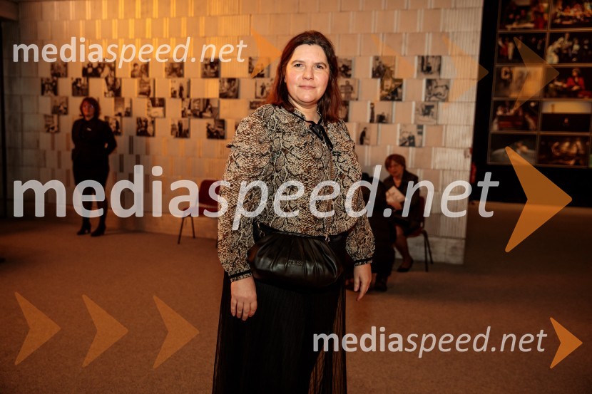  Teja Pelko, novinarkaPremiera Cankarjeve igre Za narodov blagor, SNG Drama Ljubljana