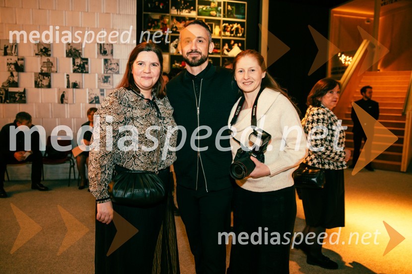  Teja Pelko, novinarka;  Jernej Pristov, vodja službe za odnose z javnostmi SNG Drama Ljubljana;  Katja Kodba, fotografinjaPremiera Cankarjeve igre Za narodov blagor, SNG Drama Ljubljana