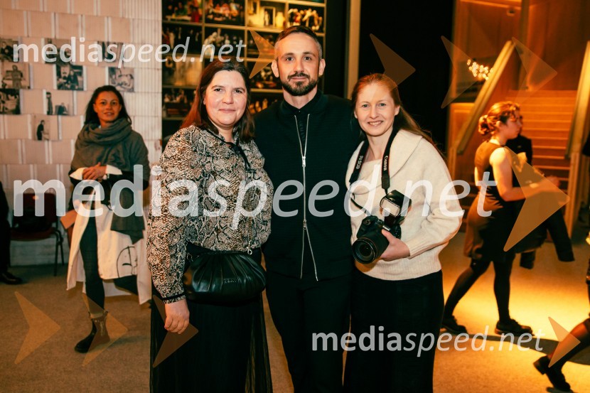  Teja Pelko, novinarka;  Jernej Pristov, vodja službe za odnose z javnostmi SNG Drama Ljubljana;  Katja Kodba, fotografinjaPremiera Cankarjeve igre Za narodov blagor, SNG Drama Ljubljana