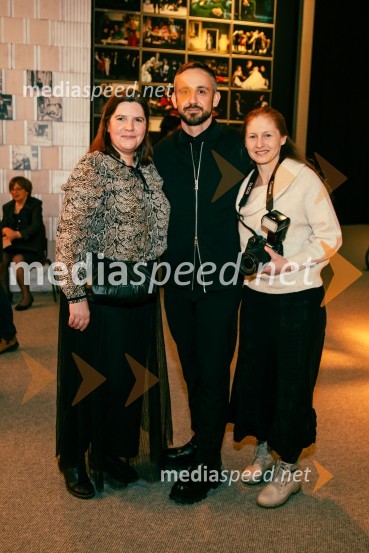  Teja Pelko, novinarka;  Jernej Pristov, vodja službe za odnose z javnostmi SNG Drama Ljubljana;  Katja Kodba, fotografinjaPremiera Cankarjeve igre Za narodov blagor, SNG Drama Ljubljana