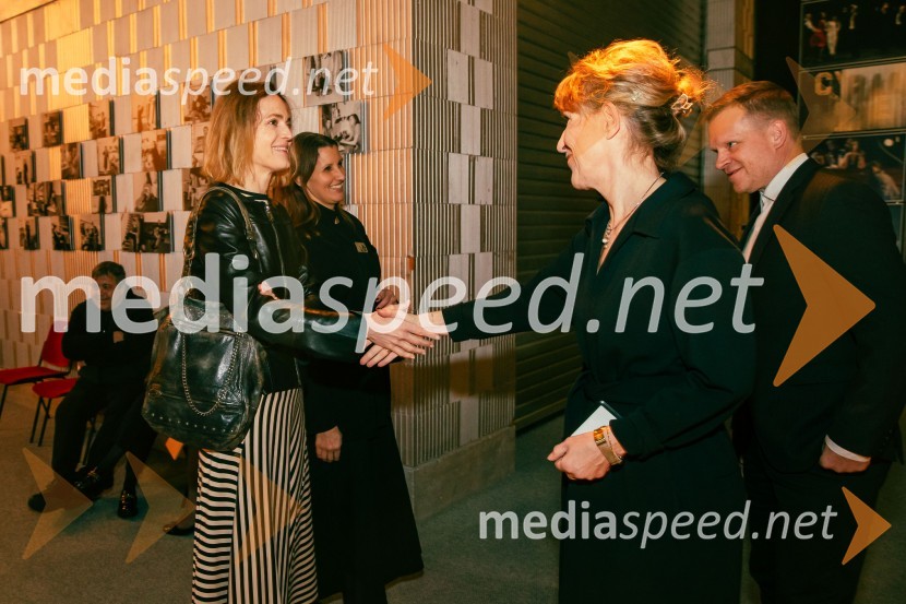  Vesna Jurca Tadel, ravnateljica SNG Drama Ljubljana;  Luka Nabergoj, pomočnik ravnateljice SNG Drama LjubljanaPremiera Cankarjeve igre Za narodov blagor, SNG Drama Ljubljana