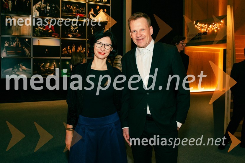  Špela Zorn, vodja programa SNG Drama Ljubljana;  Luka Nabergoj, pomočnik ravnateljice SNG Drama LjubljanaPremiera Cankarjeve igre Za narodov blagor, SNG Drama Ljubljana