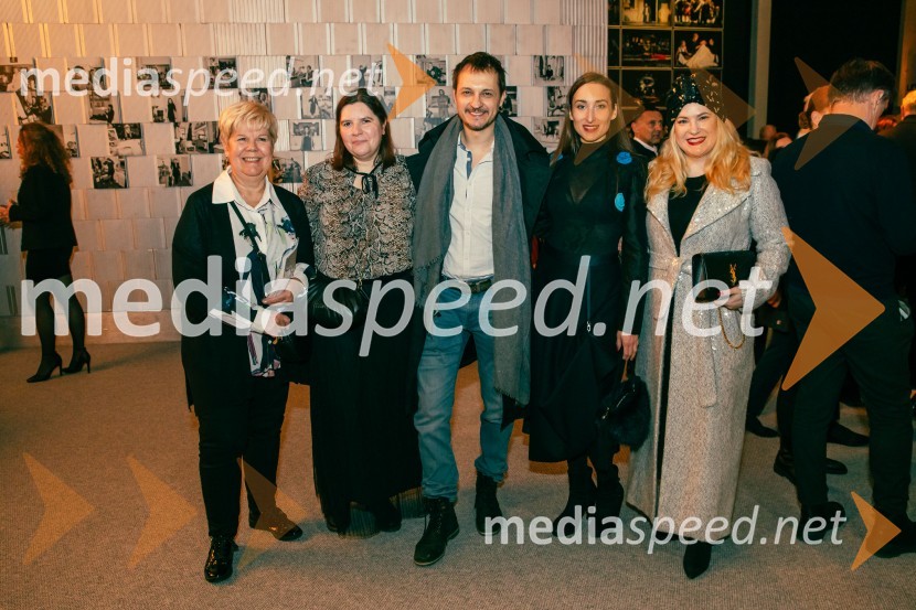  Irena  Butoln, germanistka;  Teja Pelko, novinarka;  Blaž Setnikar, igralec;  Gaja Višnar, igralka;  Danica Lovenjak, novinarka, voditeljicaPremiera Cankarjeve igre Za narodov blagor, SNG Drama Ljubljana