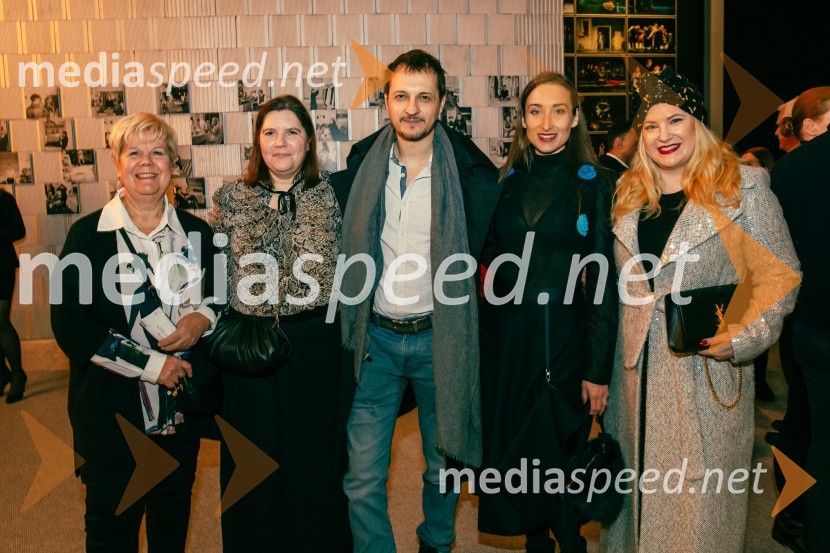  Irena  Butoln, germanistka;  Teja Pelko, novinarka;  Blaž Setnikar, igralec;  Gaja Višnar, igralka;  Danica Lovenjak, novinarka, voditeljicaPremiera Cankarjeve igre Za narodov blagor, SNG Drama Ljubljana