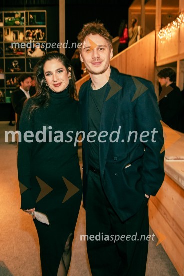  Saša Pavlin Stošić, igralka;  Timon Šturbej, igralecPremiera Cankarjeve igre Za narodov blagor, SNG Drama Ljubljana