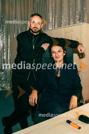  Jernej Pristov, vodja službe za odnose z javnostmi SNG Drama Ljubljana;  Ema Peruš, vodja abonmajev SNG Drama LjubljanaPremiera Cankarjeve igre Za narodov blagor, SNG Drama Ljubljana