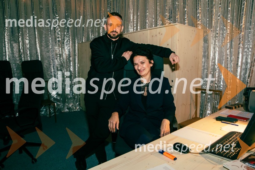  Jernej Pristov, vodja službe za odnose z javnostmi SNG Drama Ljubljana;  Ema Peruš, vodja abonmajev SNG Drama LjubljanaPremiera Cankarjeve igre Za narodov blagor, SNG Drama Ljubljana