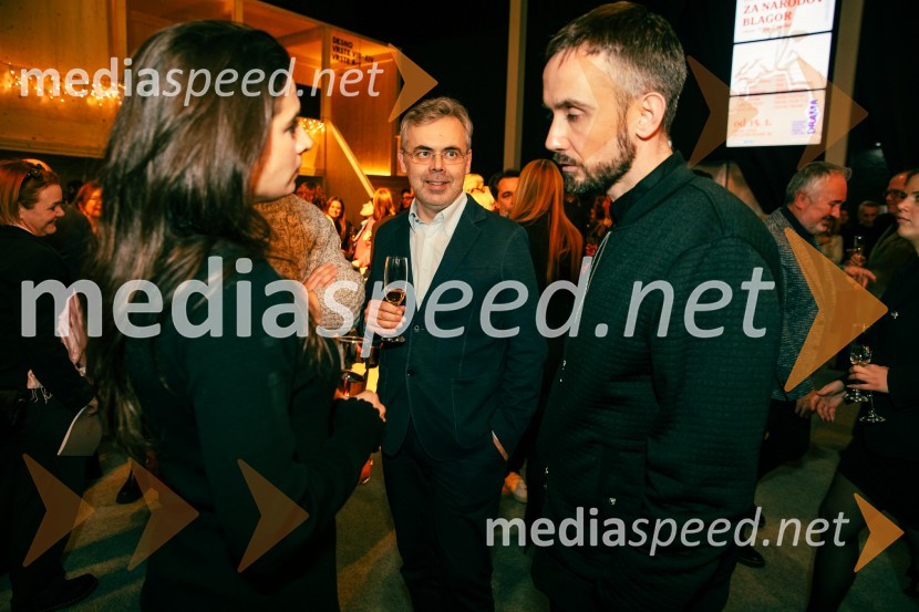  ... ;  Borut Škodlar, psihiater in terapevt;  ... Premiera Cankarjeve igre Za narodov blagor, SNG Drama Ljubljana