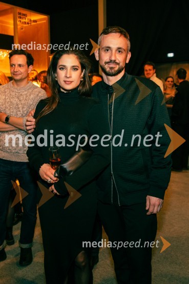  Saša Pavlin Stošić, igralka;  Jernej Pristov, vodja službe za odnose z javnostmi SNG Drama LjubljanaPremiera Cankarjeve igre Za narodov blagor, SNG Drama Ljubljana