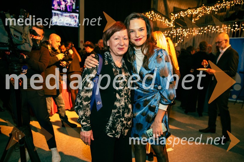  Diana Koloini, dramaturginja;  Tina Vrbnjak, igralkaPremiera Cankarjeve igre Za narodov blagor, SNG Drama Ljubljana