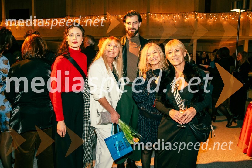  Urška Centa, plesalka flamenka;  Zvezdana  Mlakar, igralka;  Domen Novak, igralec ;  ... ;  Barbra Jermann, urednica revije SuzyPremiera Cankarjeve igre Za narodov blagor, SNG Drama Ljubljana