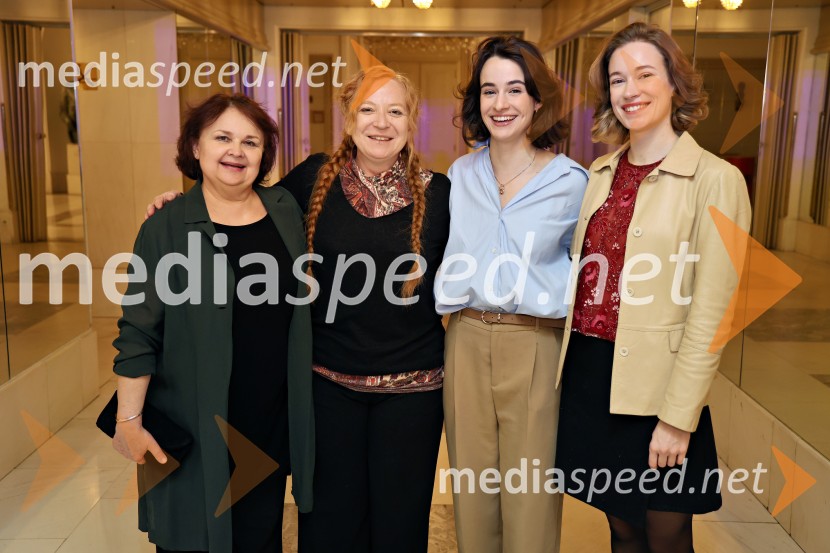  Irena Varga, igralka; mag. Maja Pak Olaj, direktorica, Slovenska turistična organizacija;  Gaja Filač, igralka;  Julija Klavžar, igralkaIn ljubezen tudi, premiera na odru Slovenskega narodnega gledališča Maribor