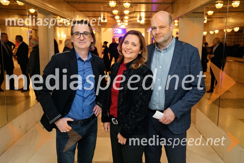  Aleksandar  Popovski, režiser, umetniški direktor Drame SNG Maribor; doc. dr. Suzana Žilič Fišer,  predstojnica Inštituta za medijske komunikacije na FERI;  Jure Fišer, direktor SurovineIn ljubezen tudi, premiera na odru Slovenskega narodnega gledališča Maribor